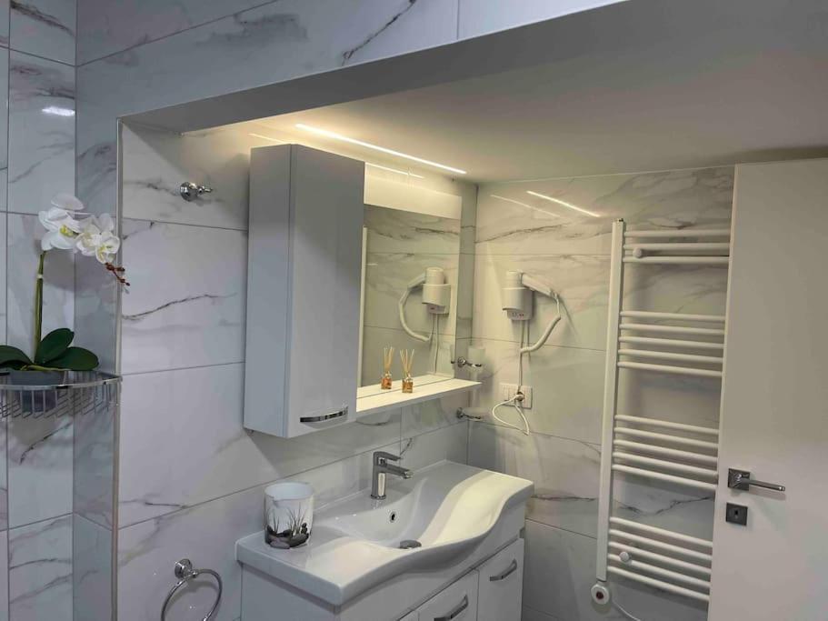 Lovely Apartment In Pogradec City With A Lake View Екстер'єр фото