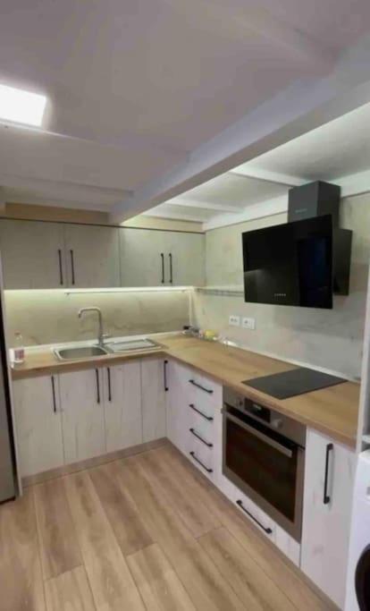 Lovely Apartment In Pogradec City With A Lake View Екстер'єр фото