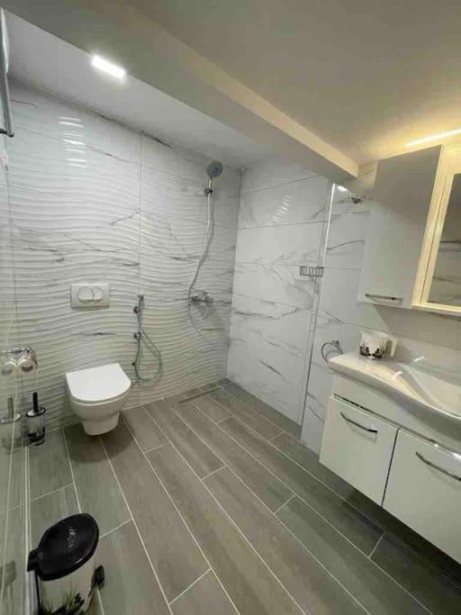 Lovely Apartment In Pogradec City With A Lake View Екстер'єр фото